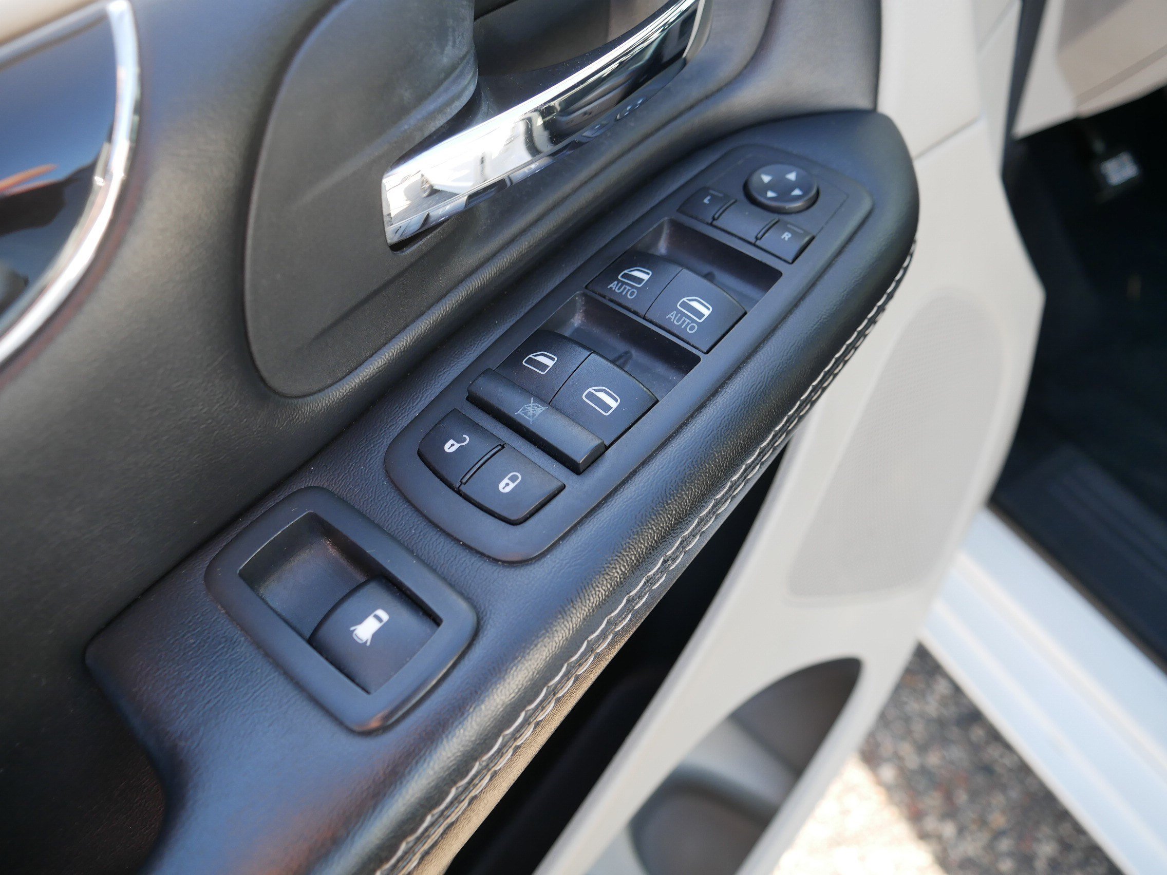Used 2020 Dodge Grand Caravan SXT FWD image 19