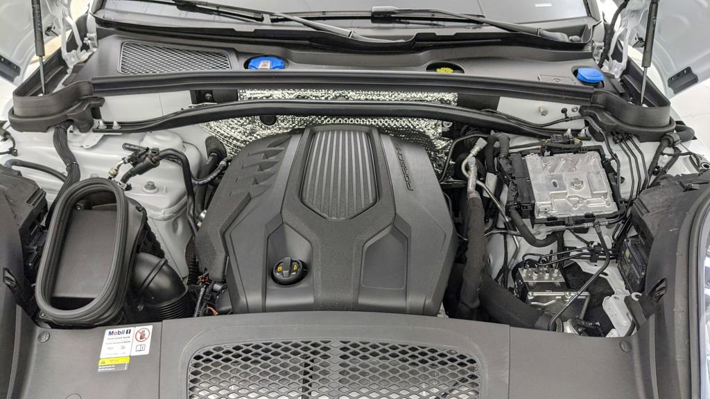 Certified 2022 Porsche Macan image 45