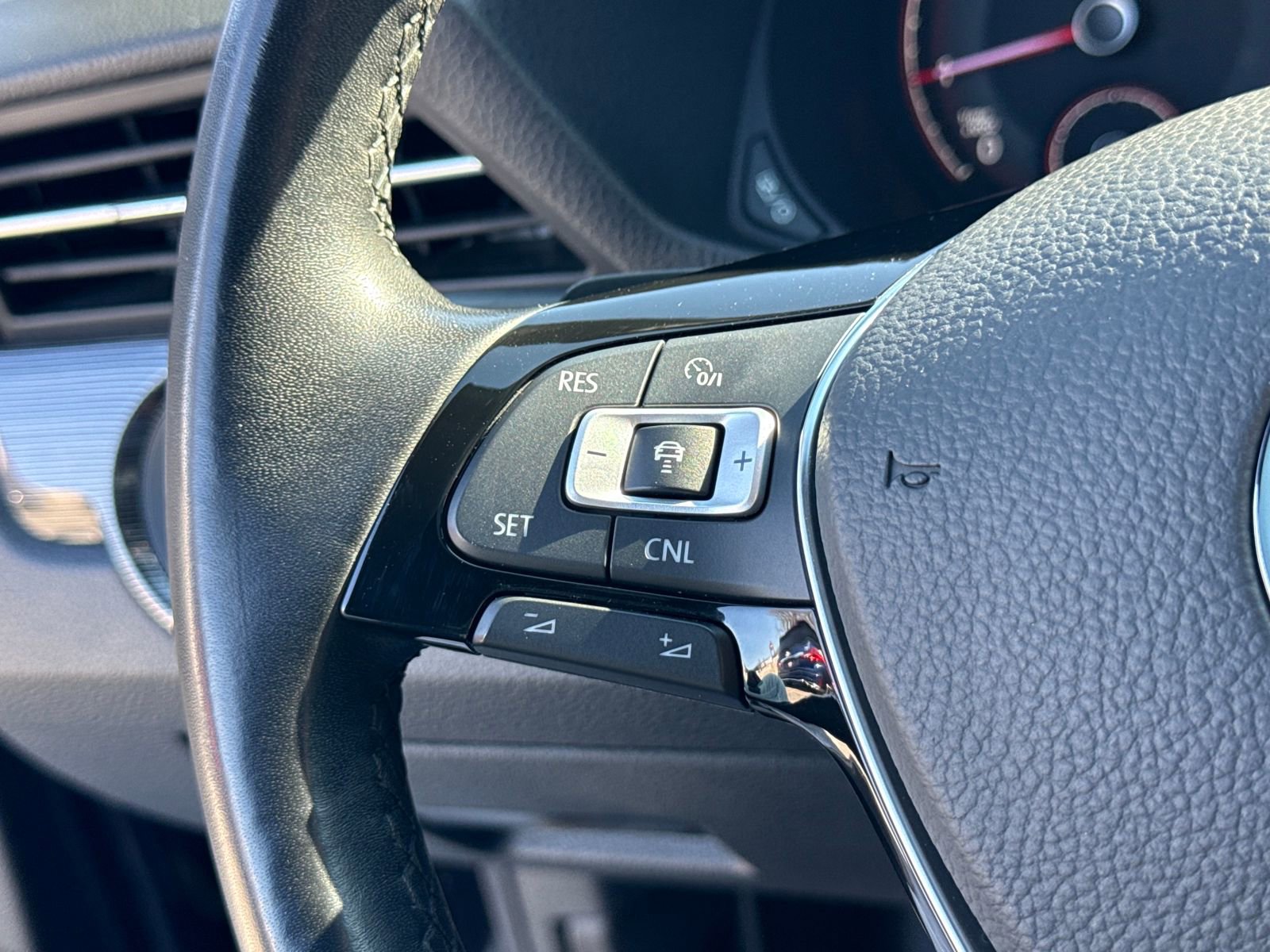 Certified 2022 Volkswagen Passat 2.0T R-Line image 25