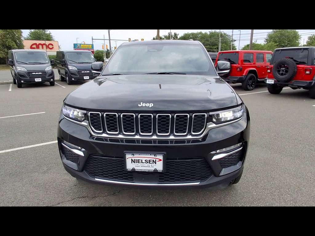 Used 2024 Jeep Grand Cherokee Limited AWD/4WD image 3