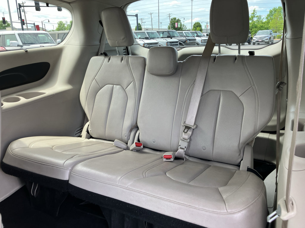 Used 2019 Chrysler Pacifica Touring-L FWD image 31