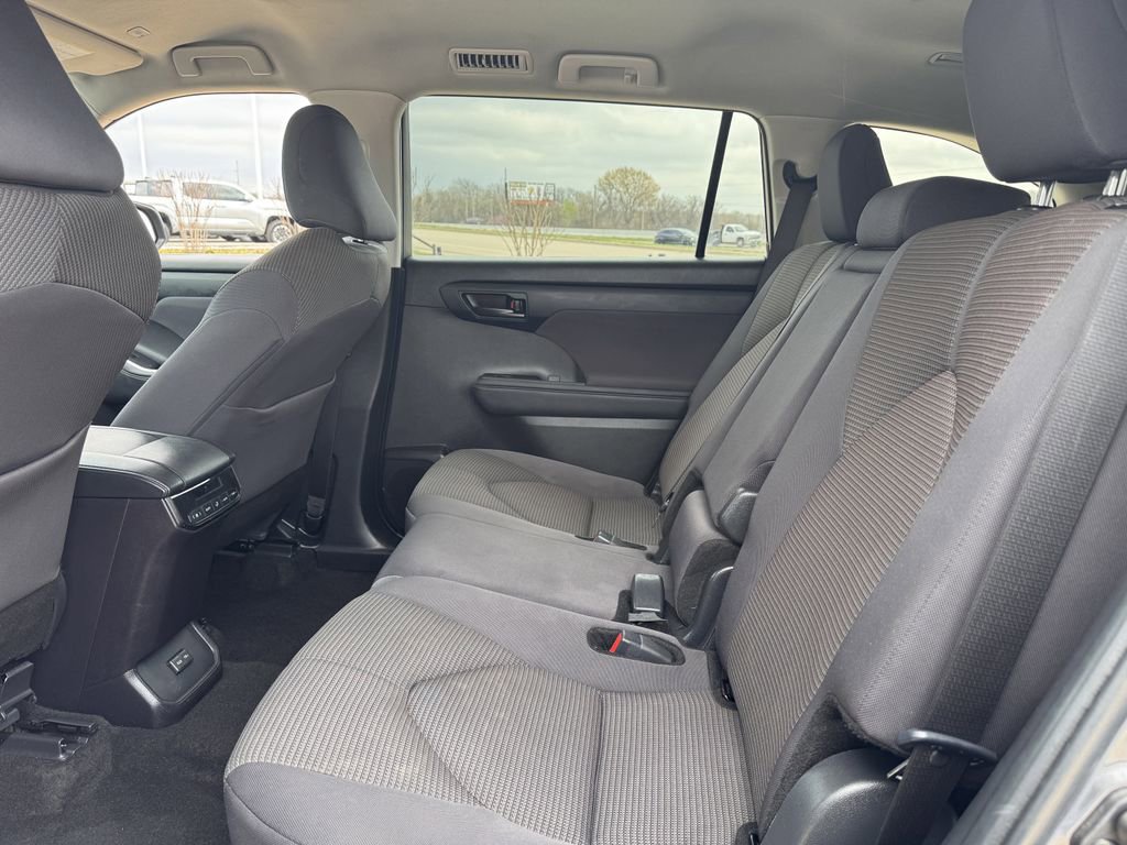 Used 2024 Toyota Highlander LE AWD/4WD image 28