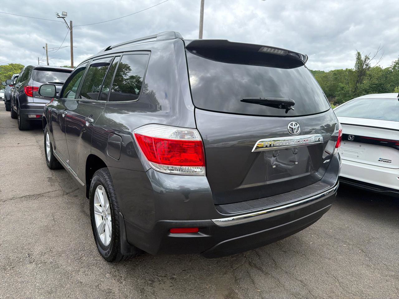 Used 2012 Toyota Highlander SE w/ Tow Pkg AWD/4WD image 9