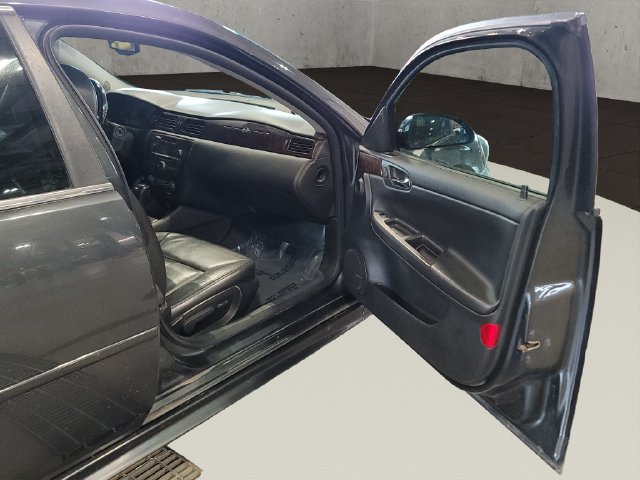 Used 2013 Chevrolet Impala LTZ FWD image 17