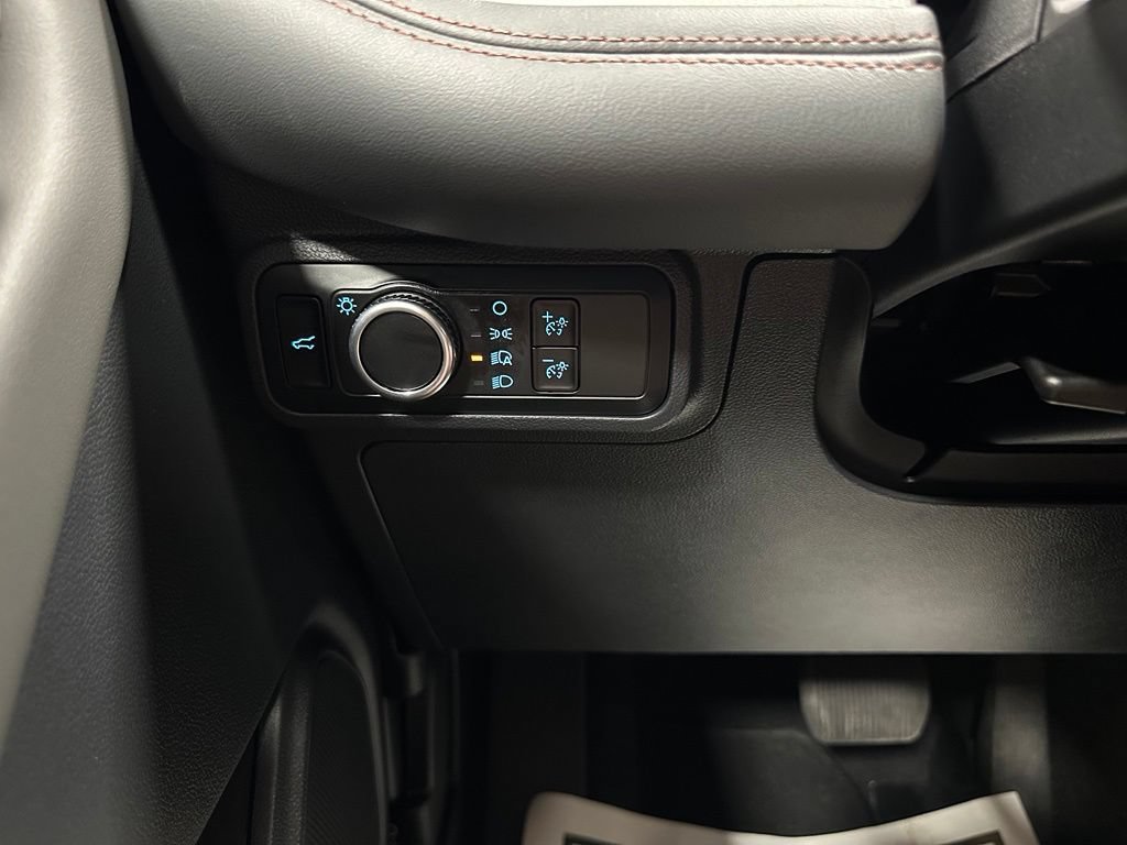 Used 2025 Ford Explorer Active AWD/4WD image 17