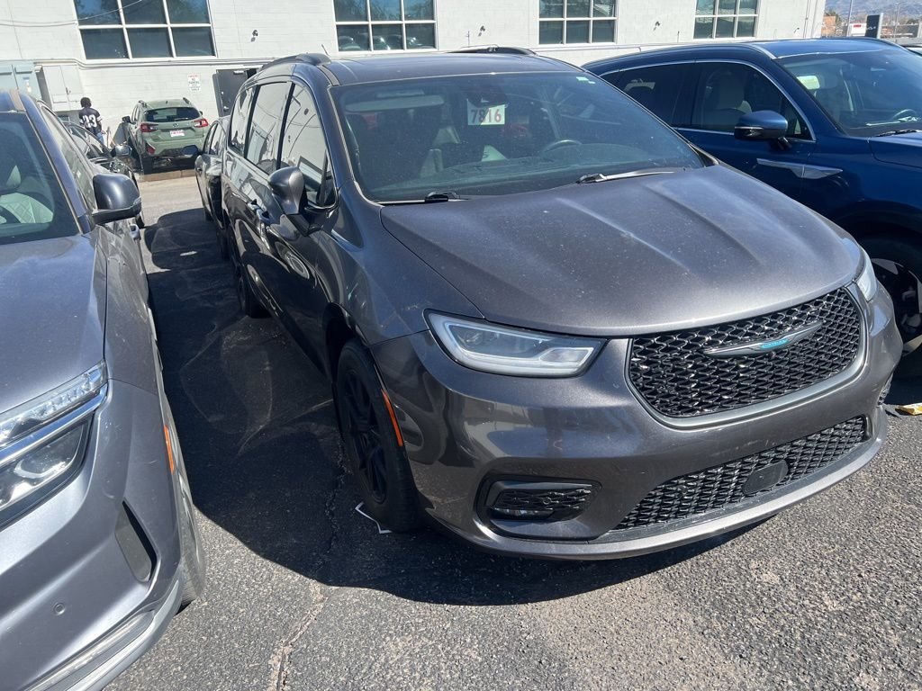 Used 2021 Chrysler Pacifica Limited w/ Uconnect Theater Family Group