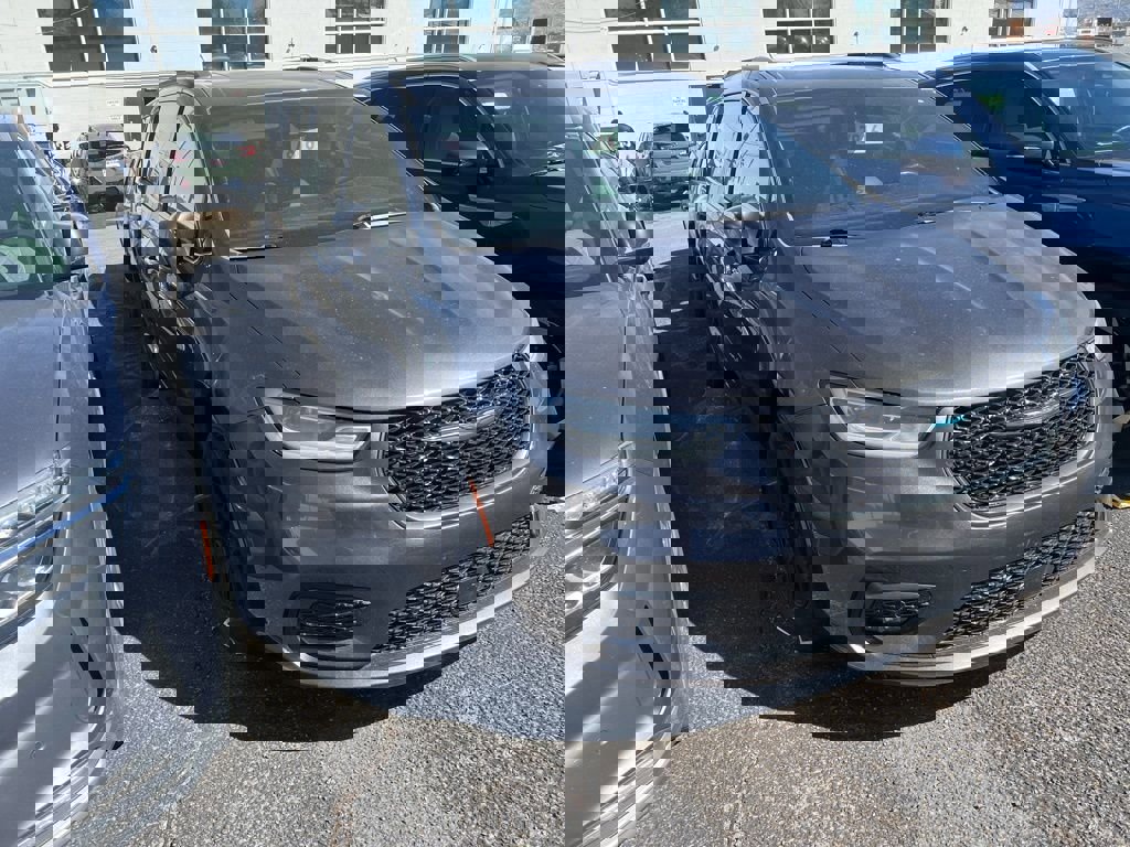 Used 2021 Chrysler Pacifica Limited w/ Uconnect Theater Family Group image 1