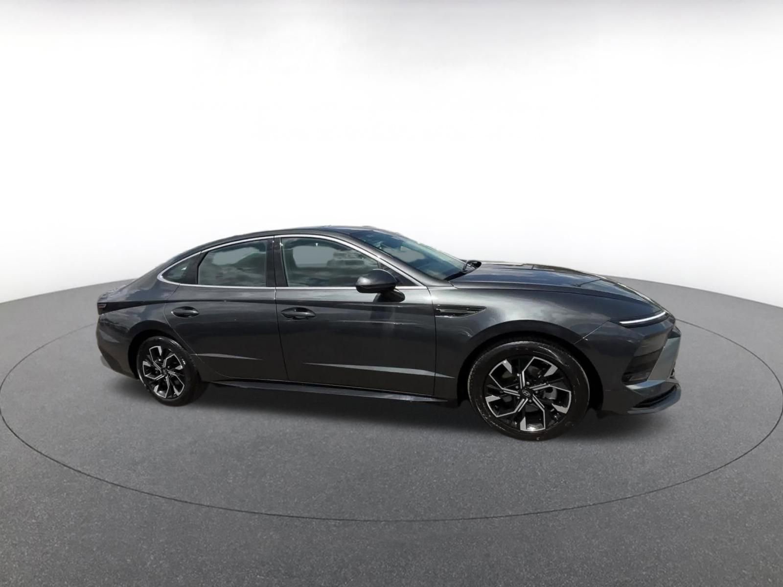 Used 2025 Hyundai Sonata SEL FWD image 2