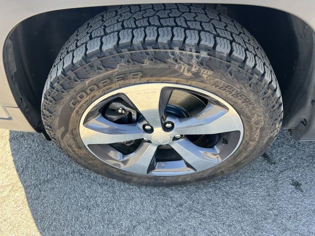 Used 2019 Jeep Cherokee Limited AWD/4WD image 12