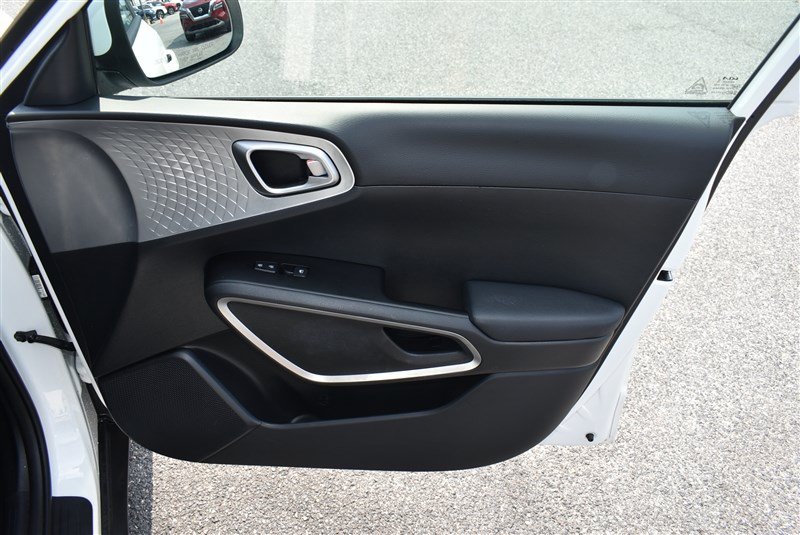 Used 2025 Kia Soul LX w/ LX Technology Package FWD image 24
