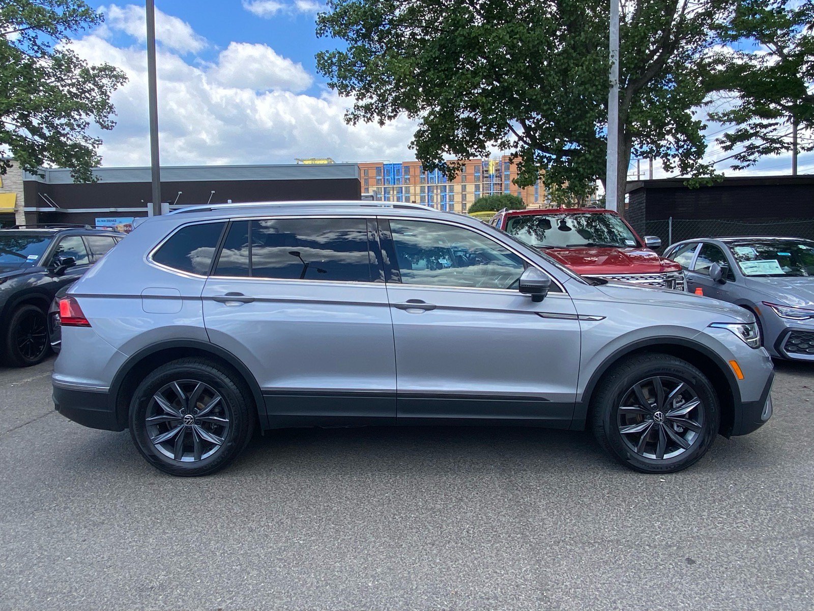 Certified 2023 Volkswagen Tiguan SE w/ Panoramic Sunroof Package FWD image 2