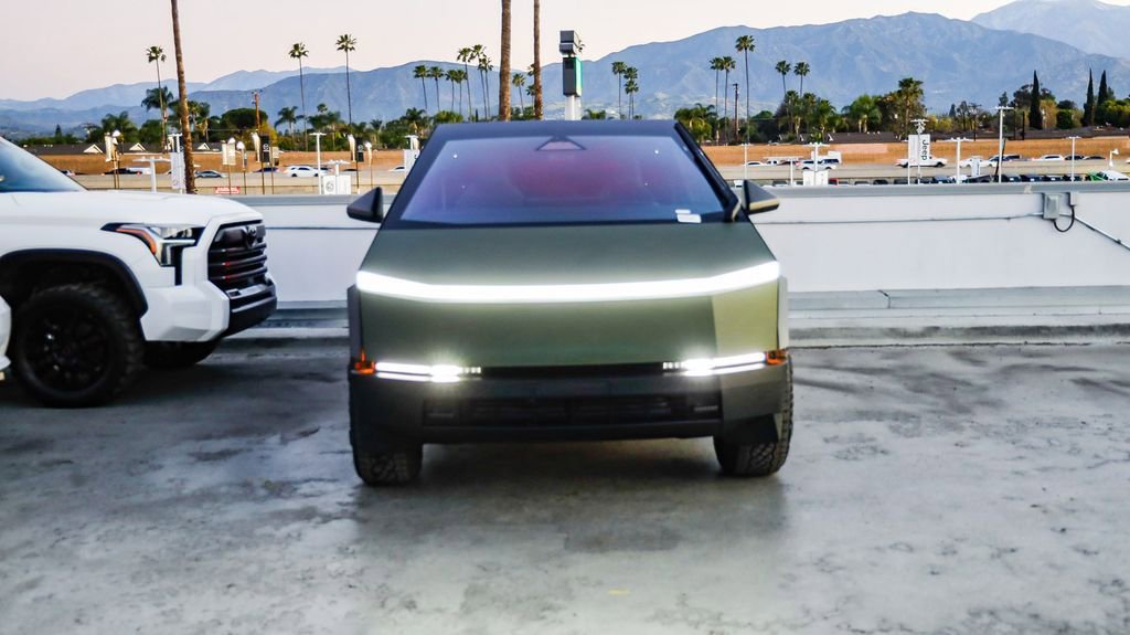 Used 2024 Tesla Cybertruck AWD Crew Cab image 3