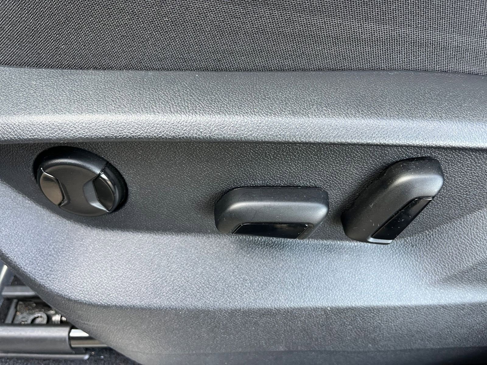 Used 2025 Volkswagen Atlas Cross Sport SE image 23