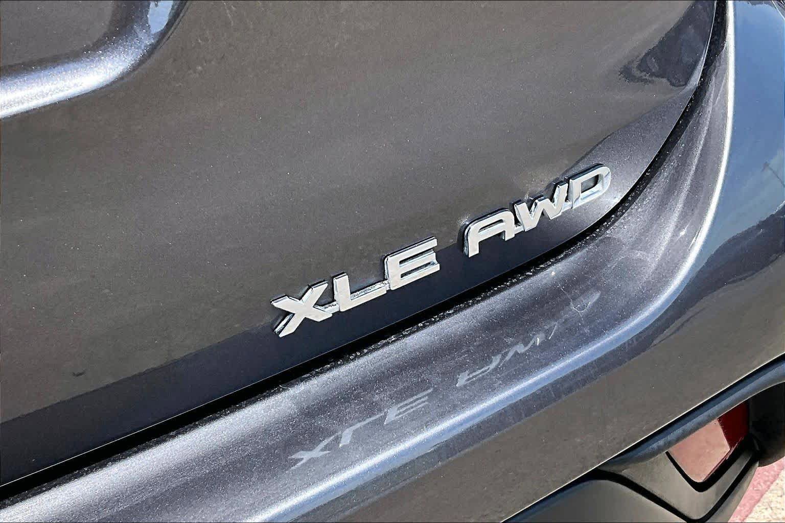 Used 2022 Toyota Highlander XLE AWD/4WD image 10