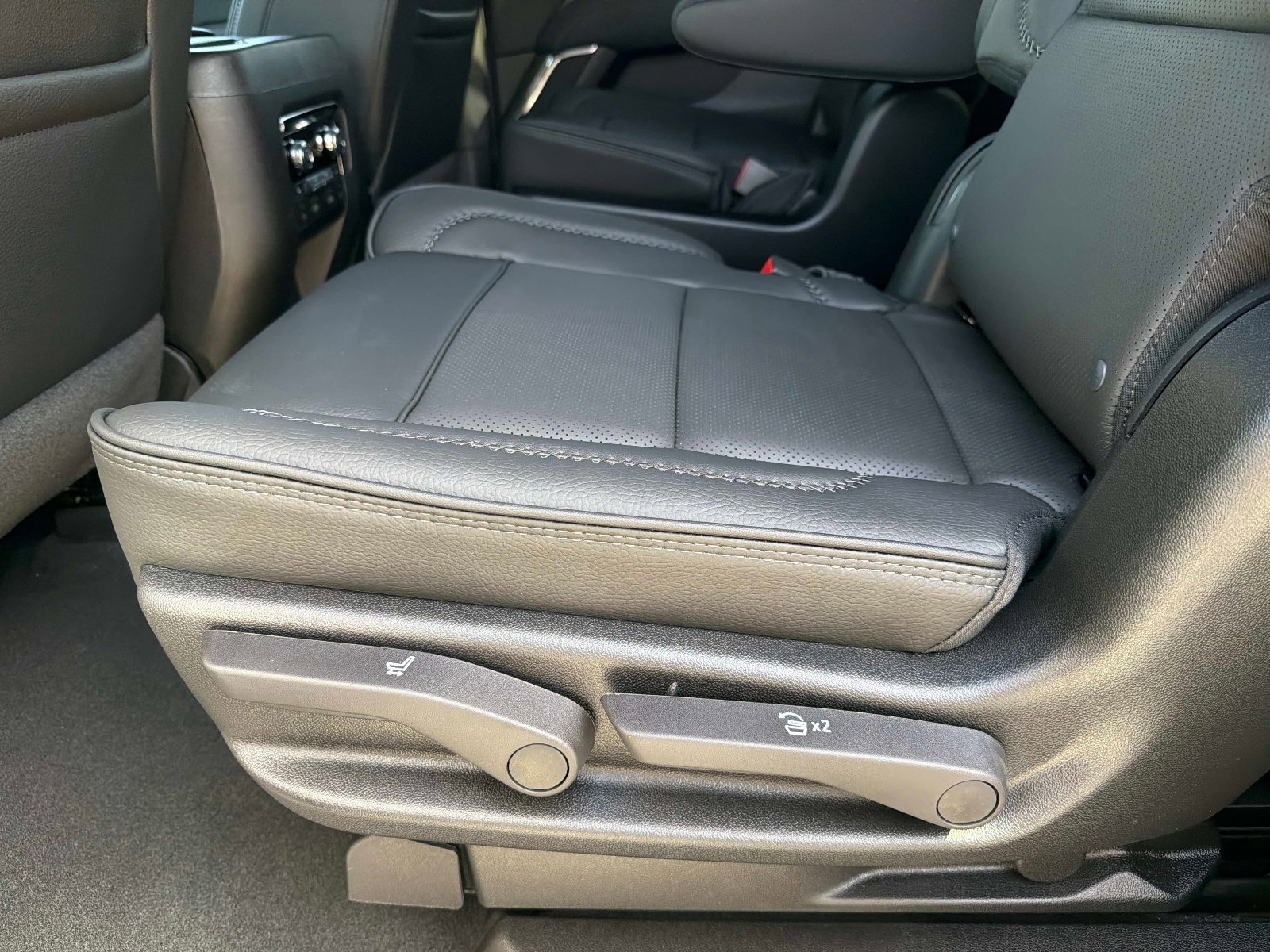 Used 2026 GMC Yukon Denali w/ Advanced Technology Package image 32