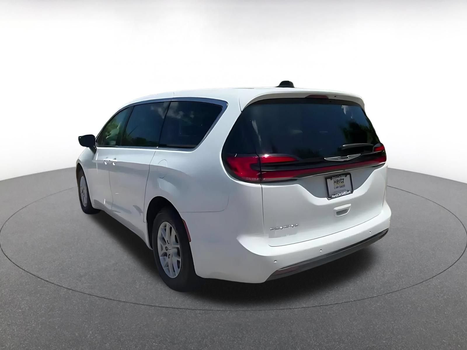 Used 2024 Chrysler Pacifica Touring-L FWD image 9