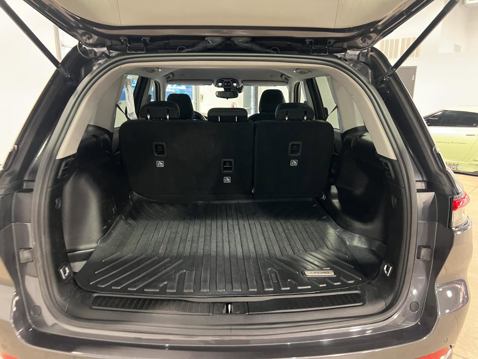 Used 2023 Jeep Grand Cherokee Laredo image 30