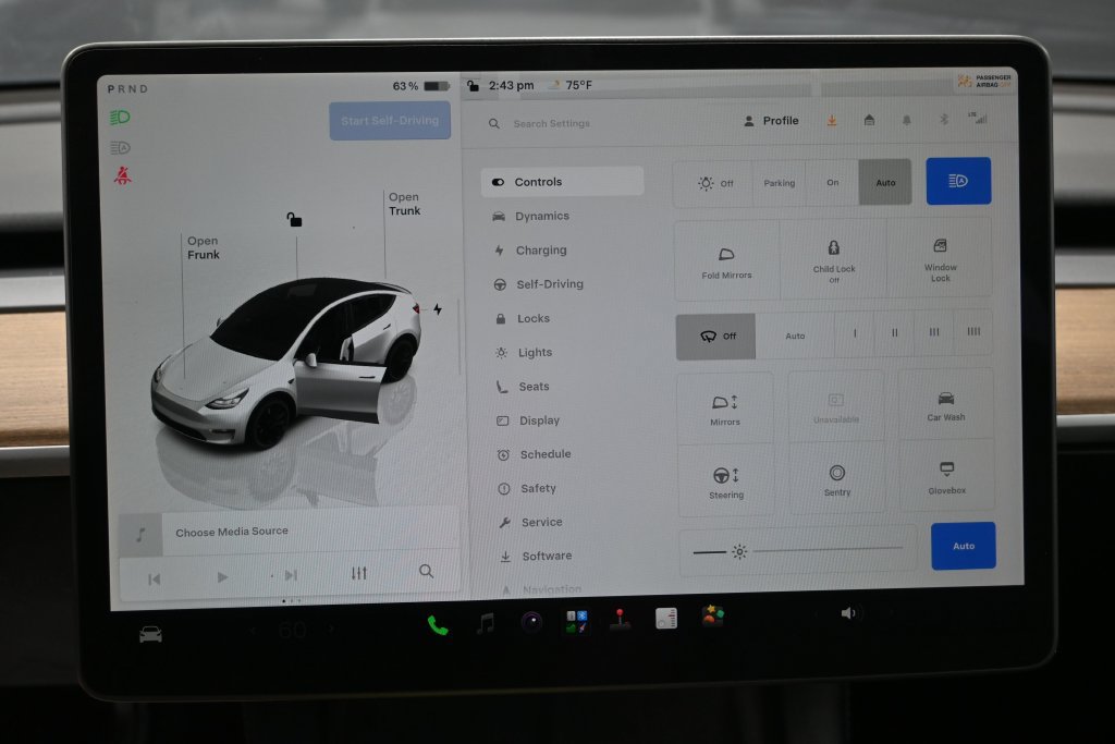 Used 2025 Tesla Model Y Performance AWD/4WD image 17
