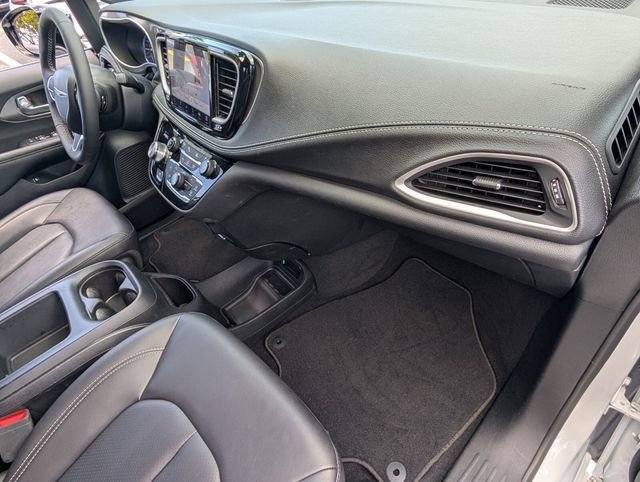Used 2025 Chrysler Pacifica Select FWD image 17
