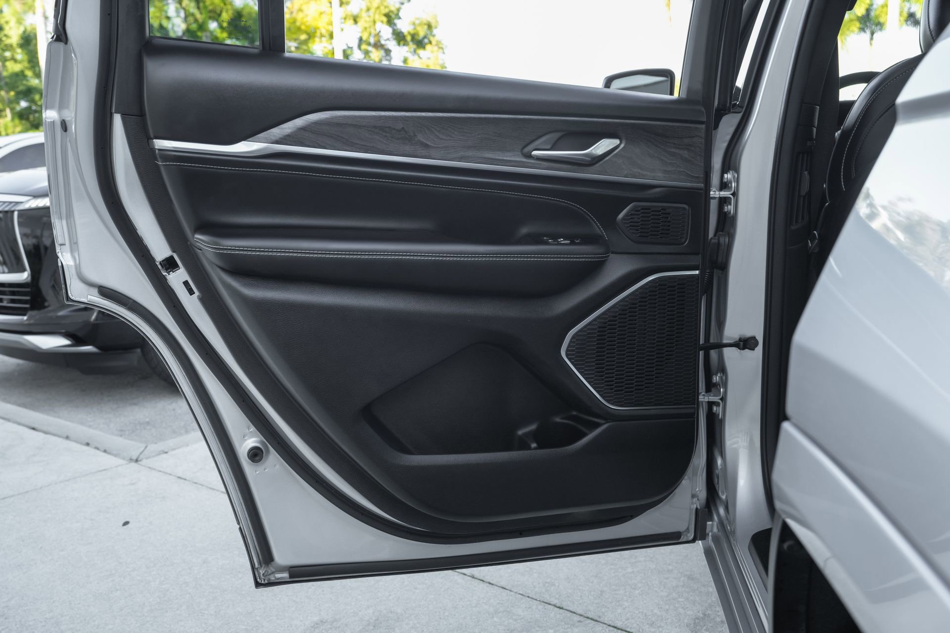 Used 2024 Jeep Grand Cherokee L Overland w/ Trailer Tow Package image 32