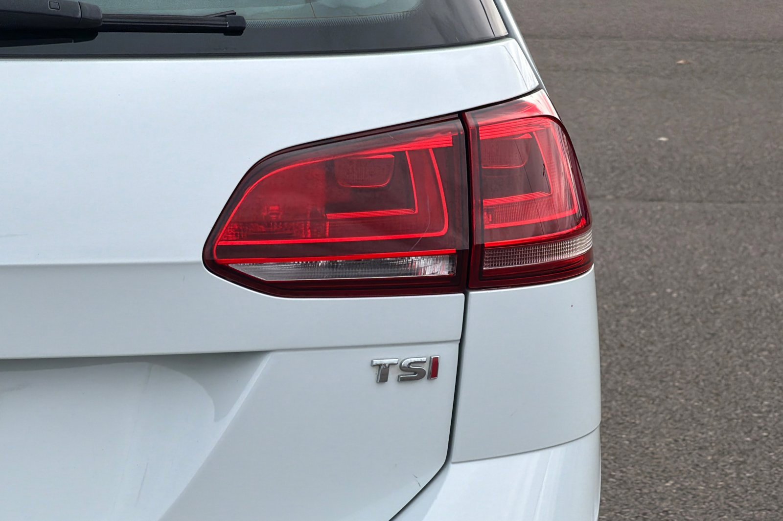 Used 2016 Volkswagen Golf Limited Edition image 27