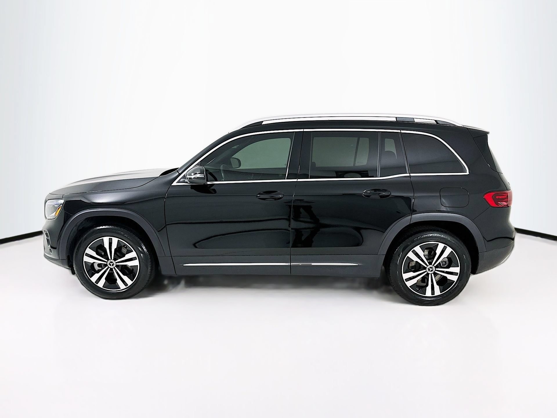 Used 2026 Mercedes-Benz GLB 250 4MATIC image 5