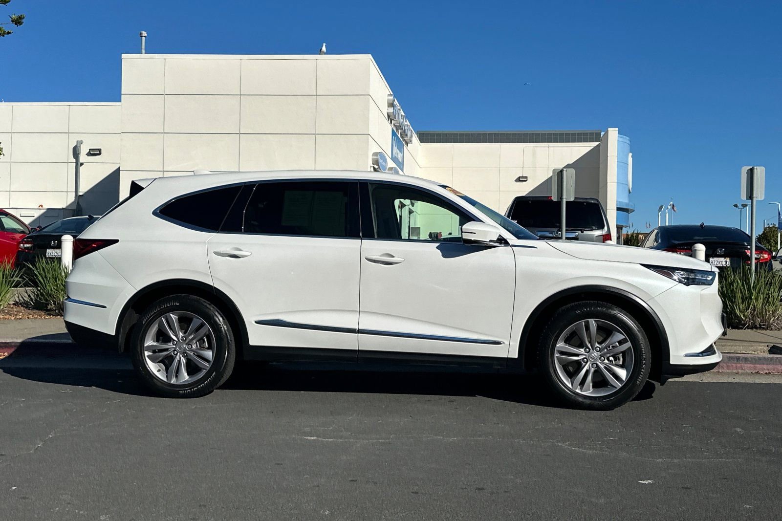 Used 2023 Acura MDX SH-AWD image 2