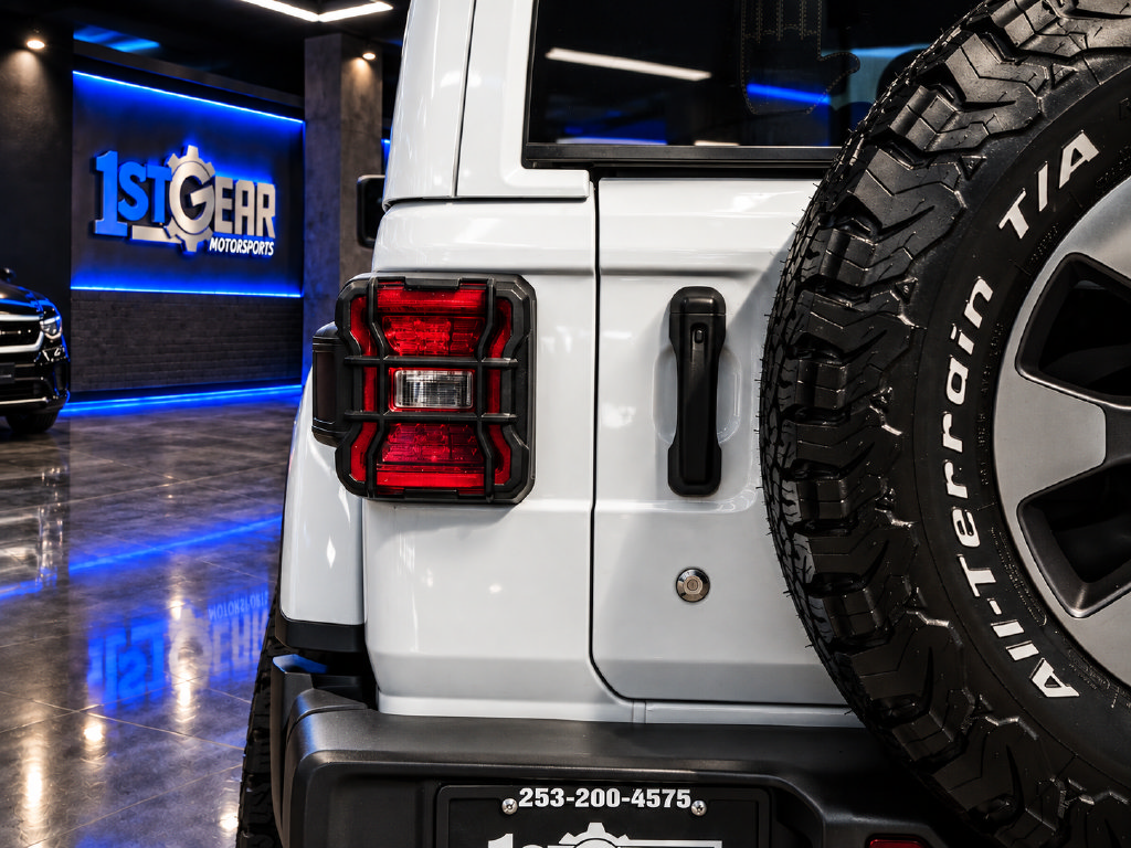 Used 2018 Jeep Wrangler Unlimited Sahara w/ Uconnect 4C Nav & Sound Group AWD/4WD image 13