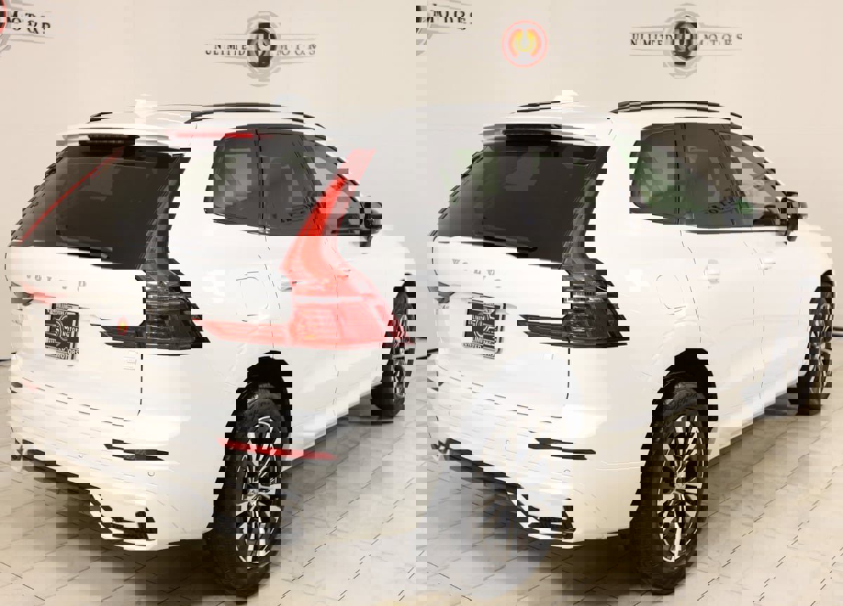 Used 2024 Volvo XC60 T8 Core image 3