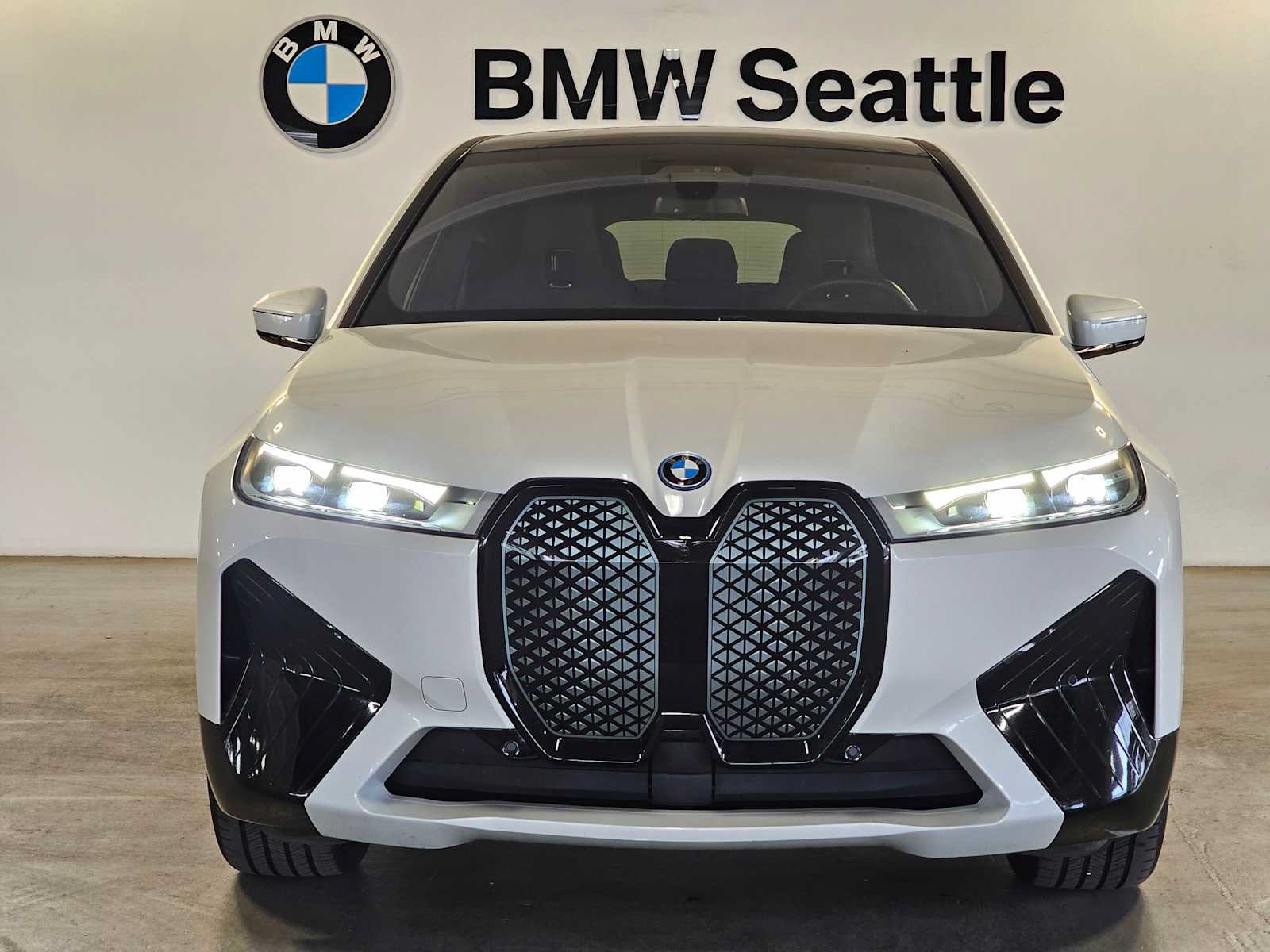 Used 2024 BMW iX xDrive50 w/ Premium Package AWD/4WD image 6