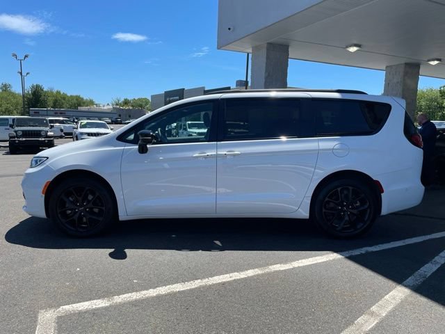Used 2025 Chrysler Pacifica Limited AWD/4WD image 8