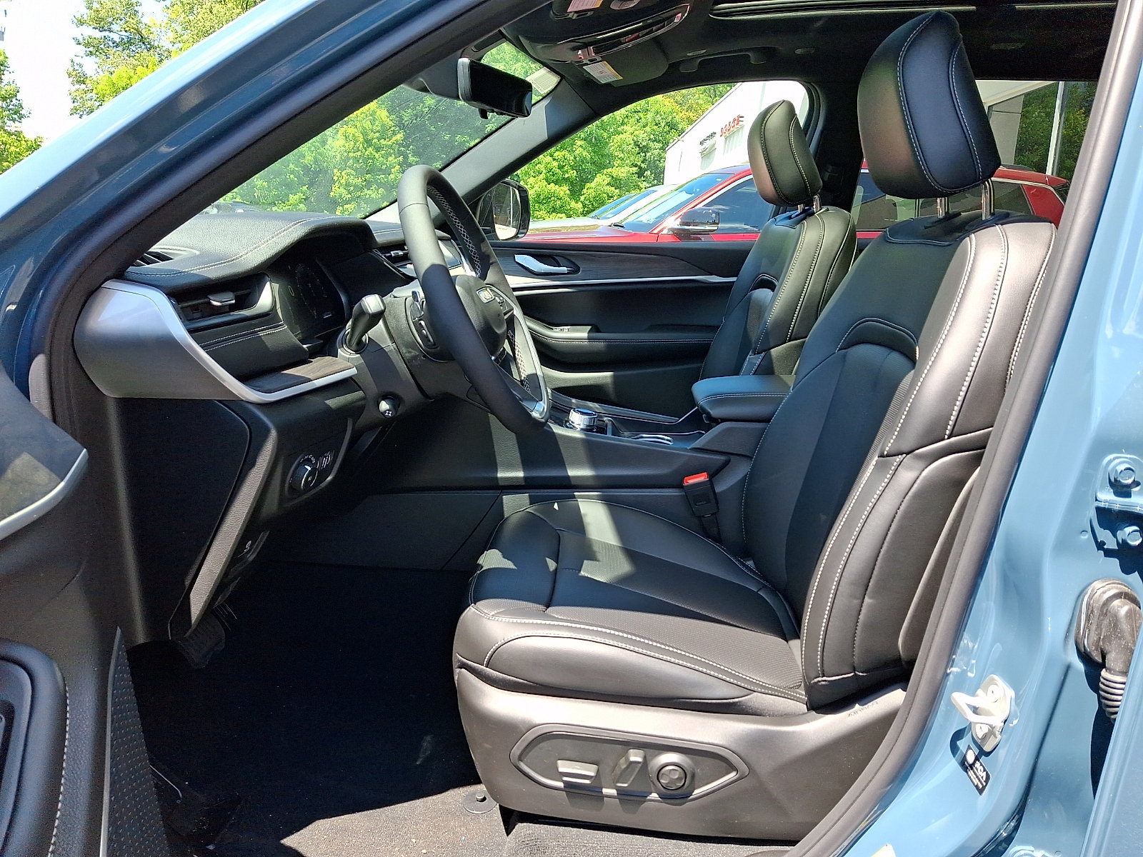 New 2026 Jeep Grand Cherokee L Limited w/ Luxury Tech Group II AWD/4WD image 9