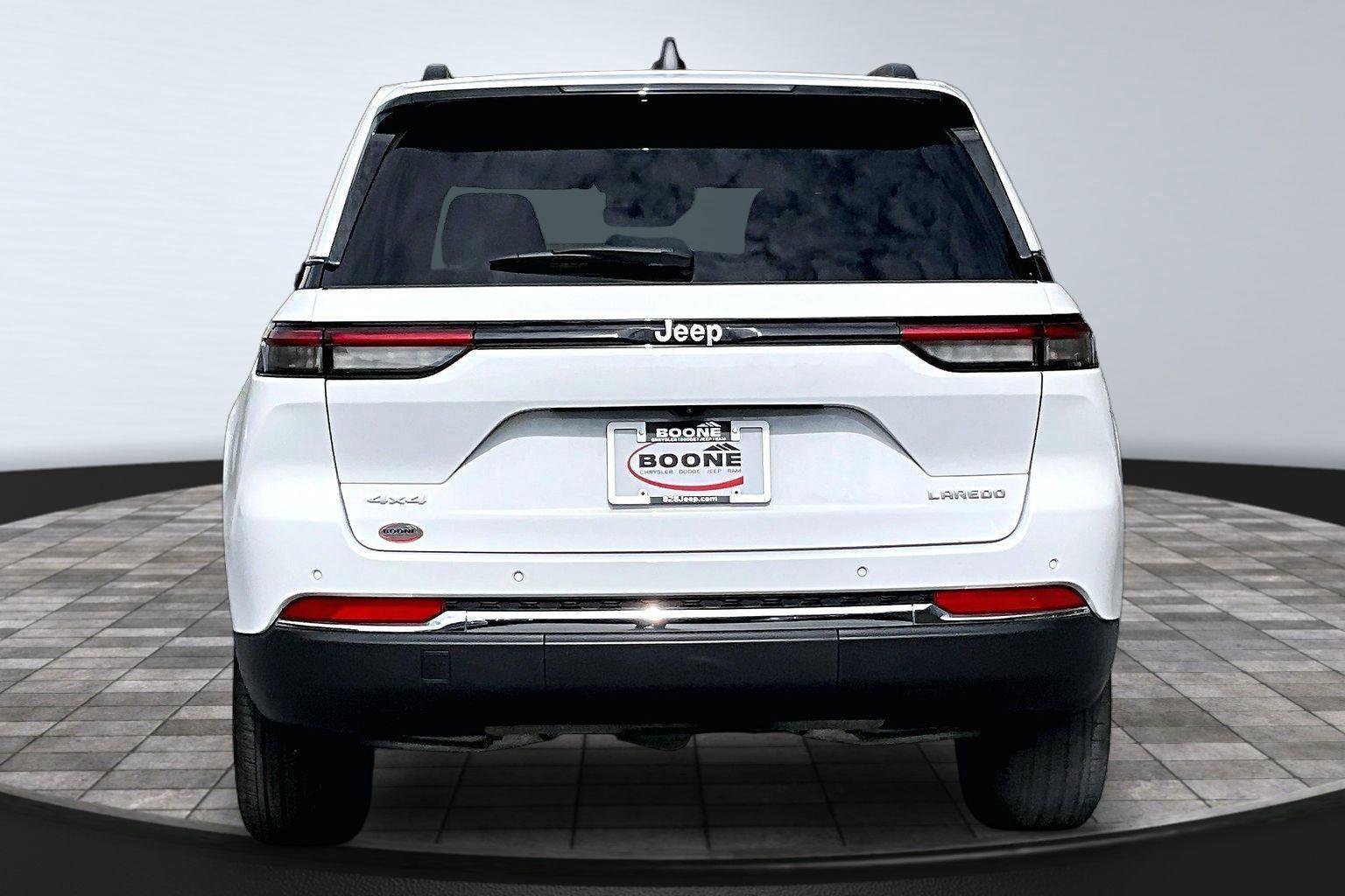 Certified 2025 Jeep Grand Cherokee Laredo X w/ Luxury Tech Group I AWD/4WD image 4