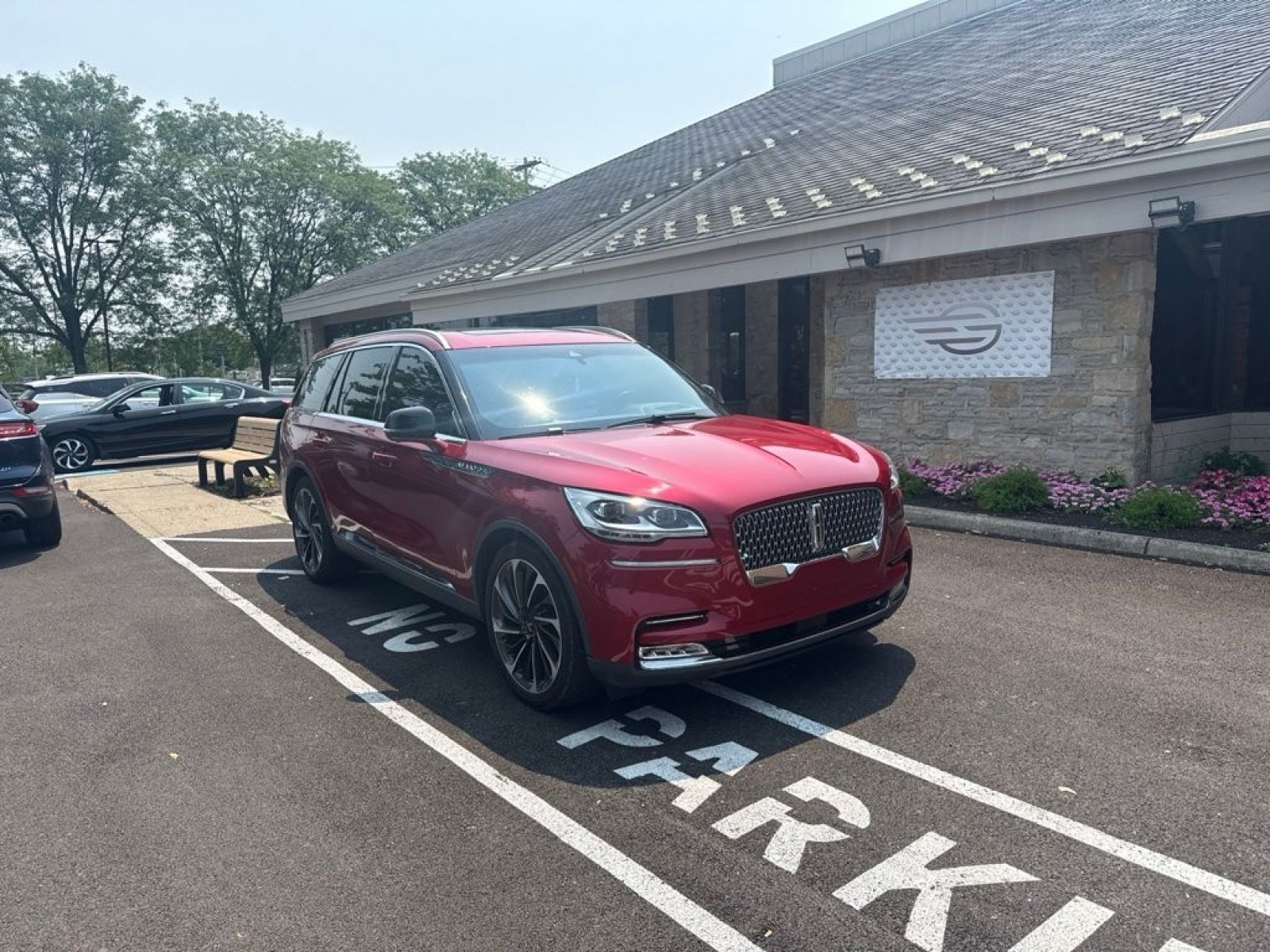 Used 2020 Lincoln Aviator Reserve w/ Equipment Group 202A AWD/4WD image 2