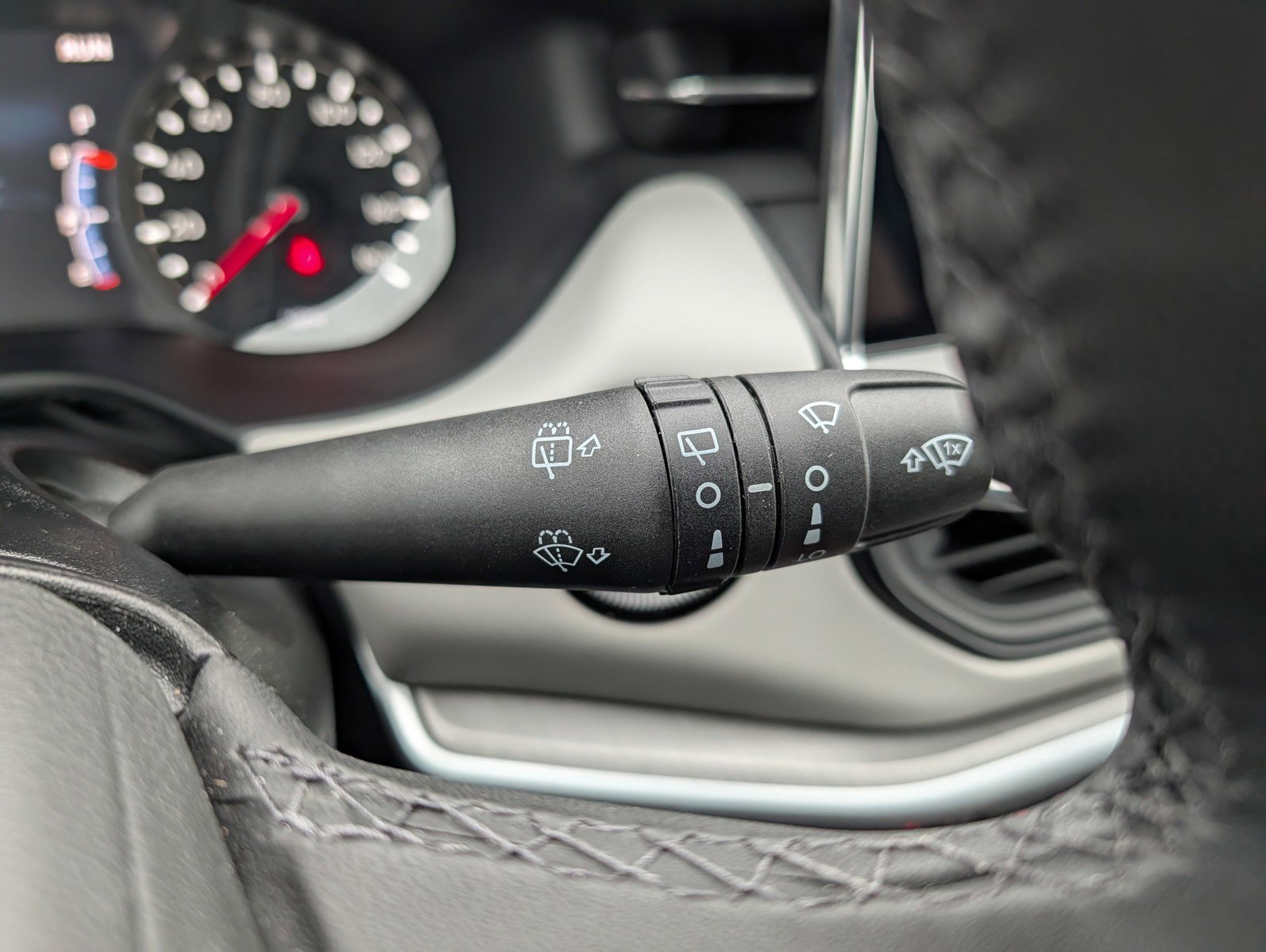 Used 2025 Jeep Compass Limited image 31