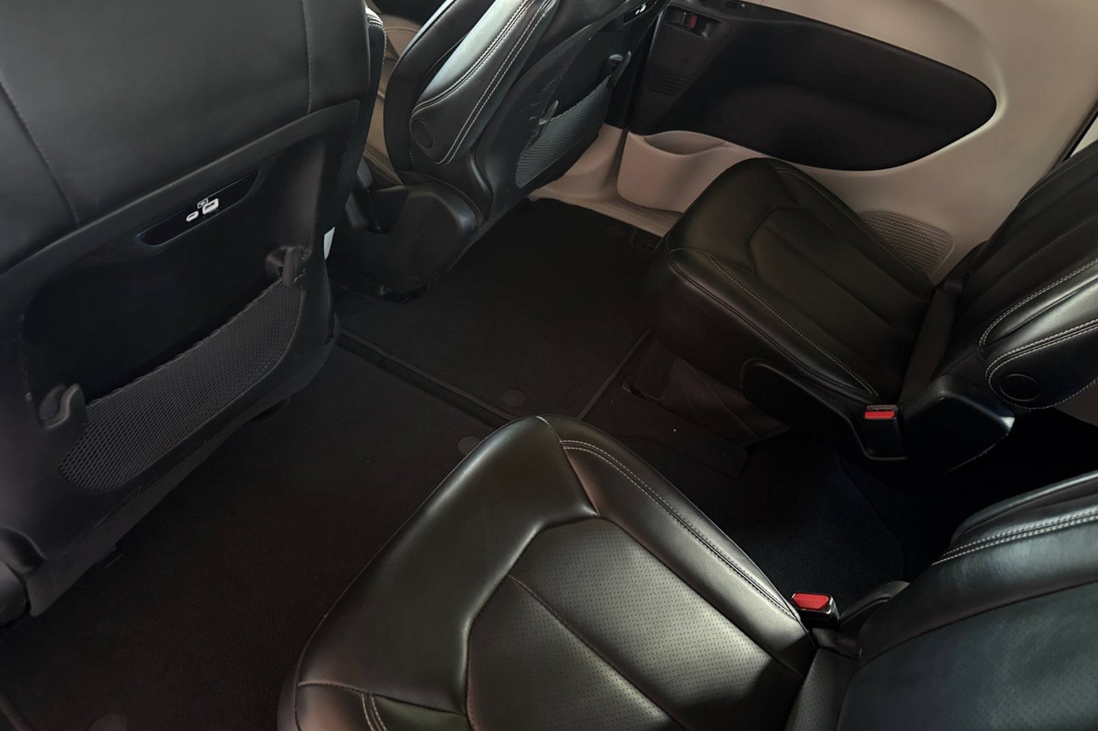 Used 2023 Chrysler Pacifica Touring-L FWD image 16