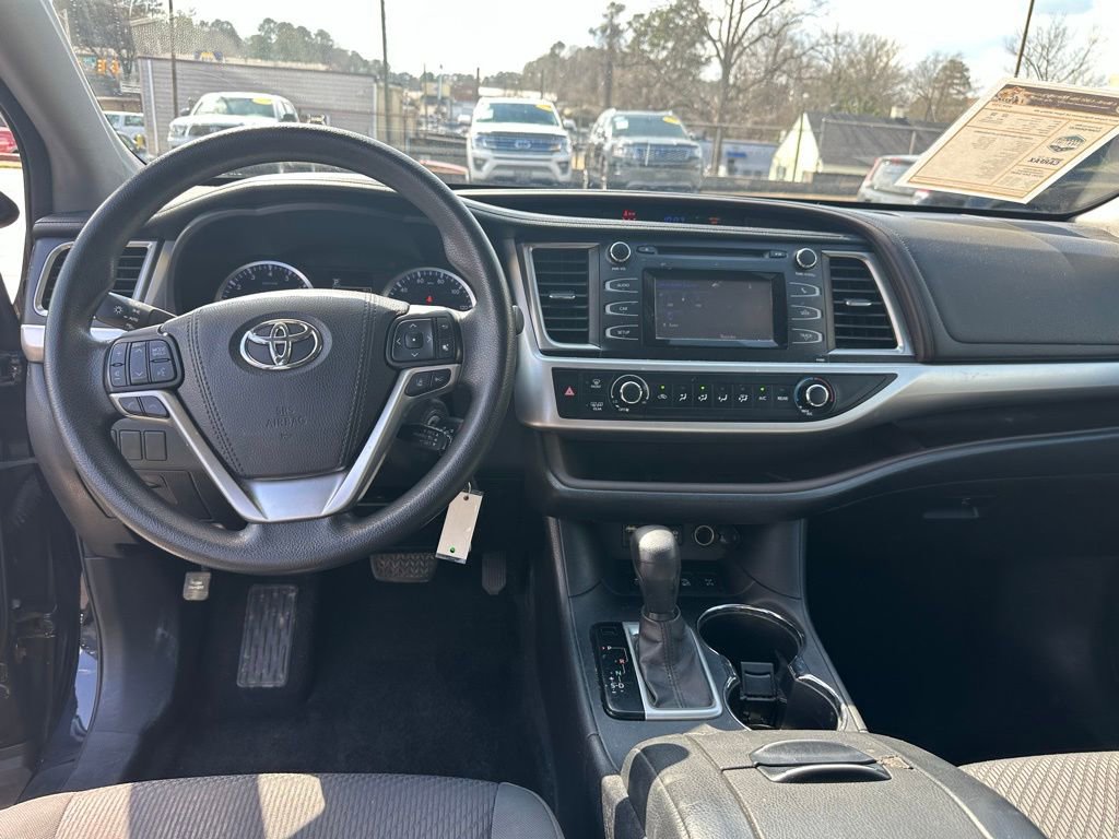 Used 2017 Toyota Highlander LE w/ Carpet Mat Package AWD/4WD image 14