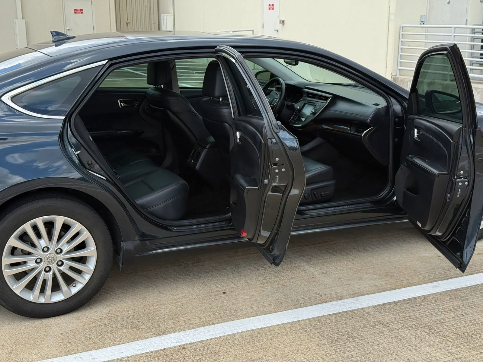 Used 2015 Toyota Avalon Limited w/ Technology Package FWD image 17