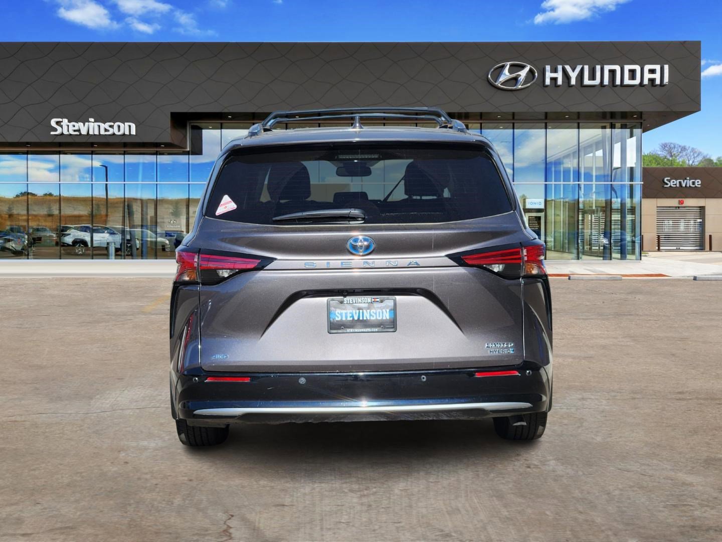Used 2023 Toyota Sienna Limited image 3