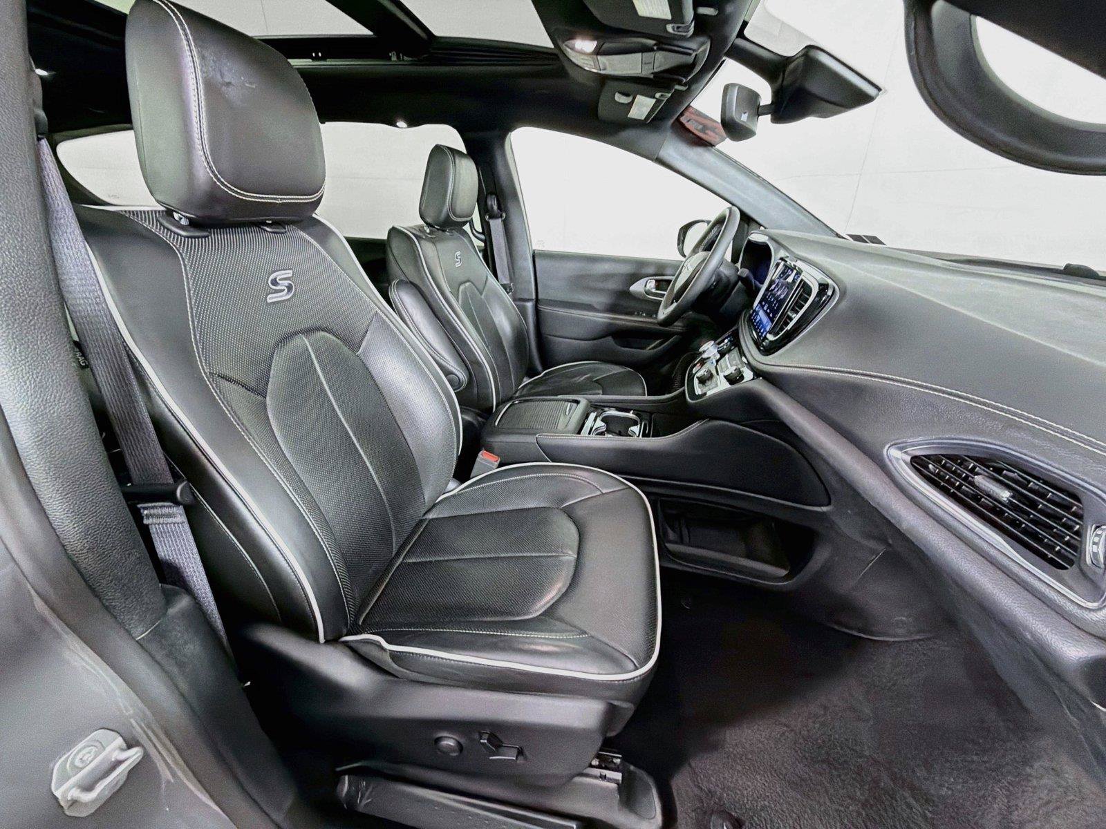 Used 2025 Chrysler Pacifica Limited FWD image 31