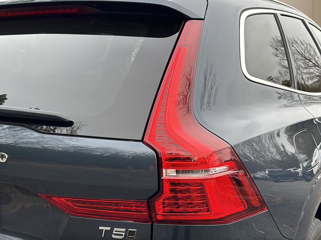 Used 2021 Volvo XC60 T5 Momentum w/ Premium Package image 13