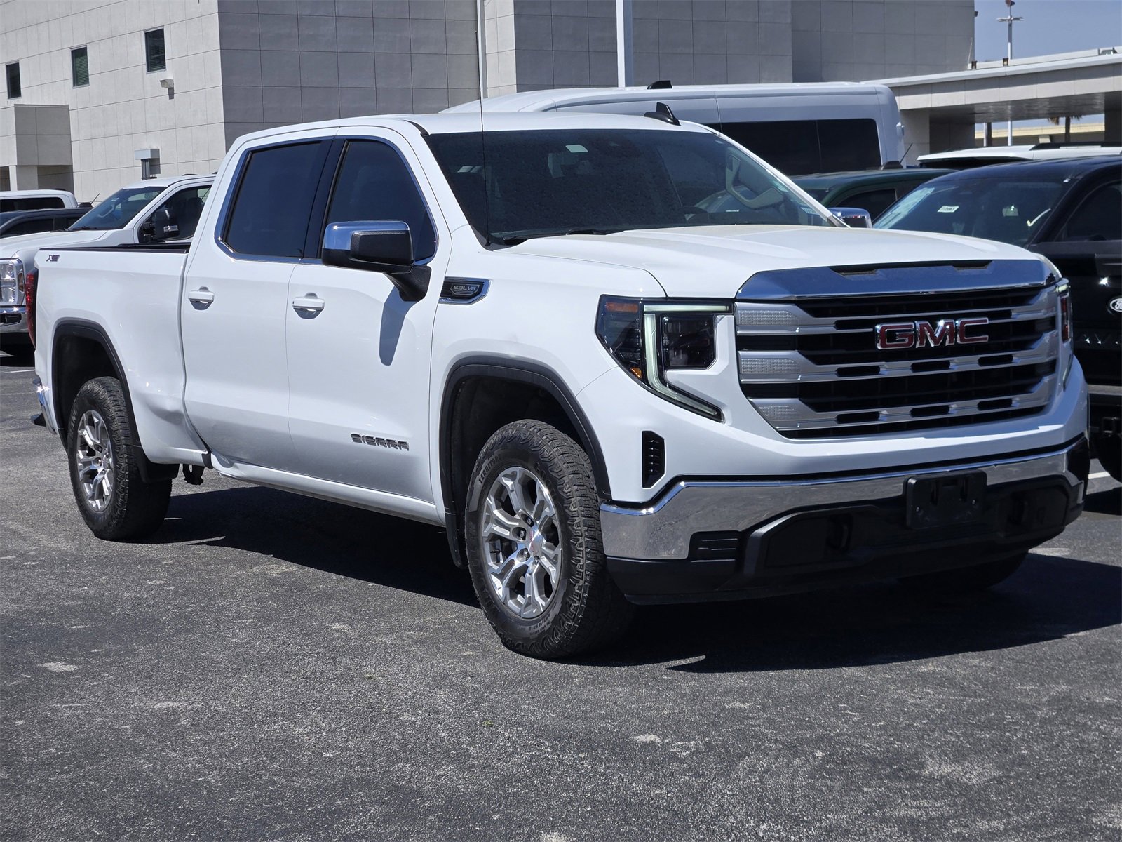Used 2023 GMC Sierra 1500 SLE image 3