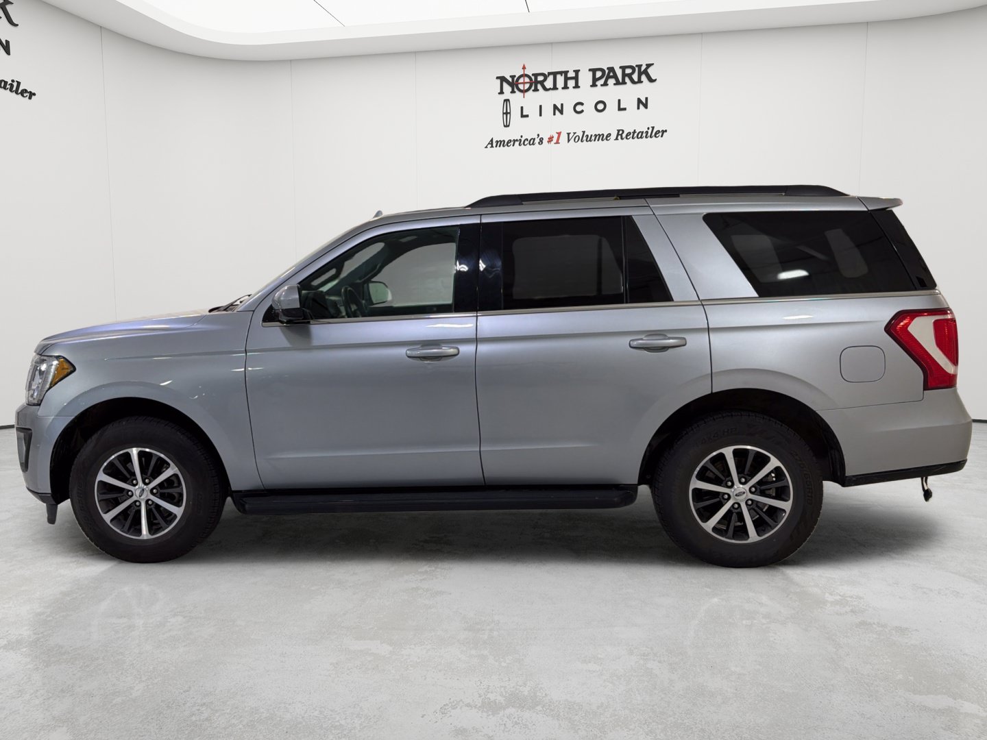 Used 2021 Ford Expedition XLT RWD image 2