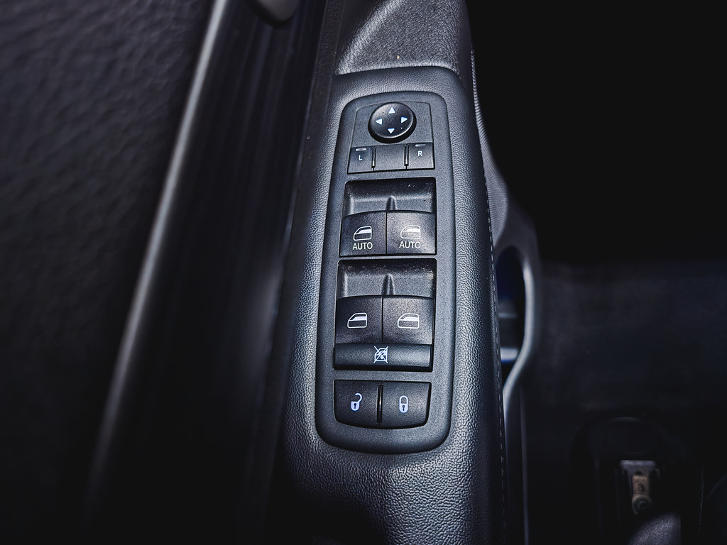 Used 2020 Jeep Grand Cherokee Altitude AWD/4WD image 23