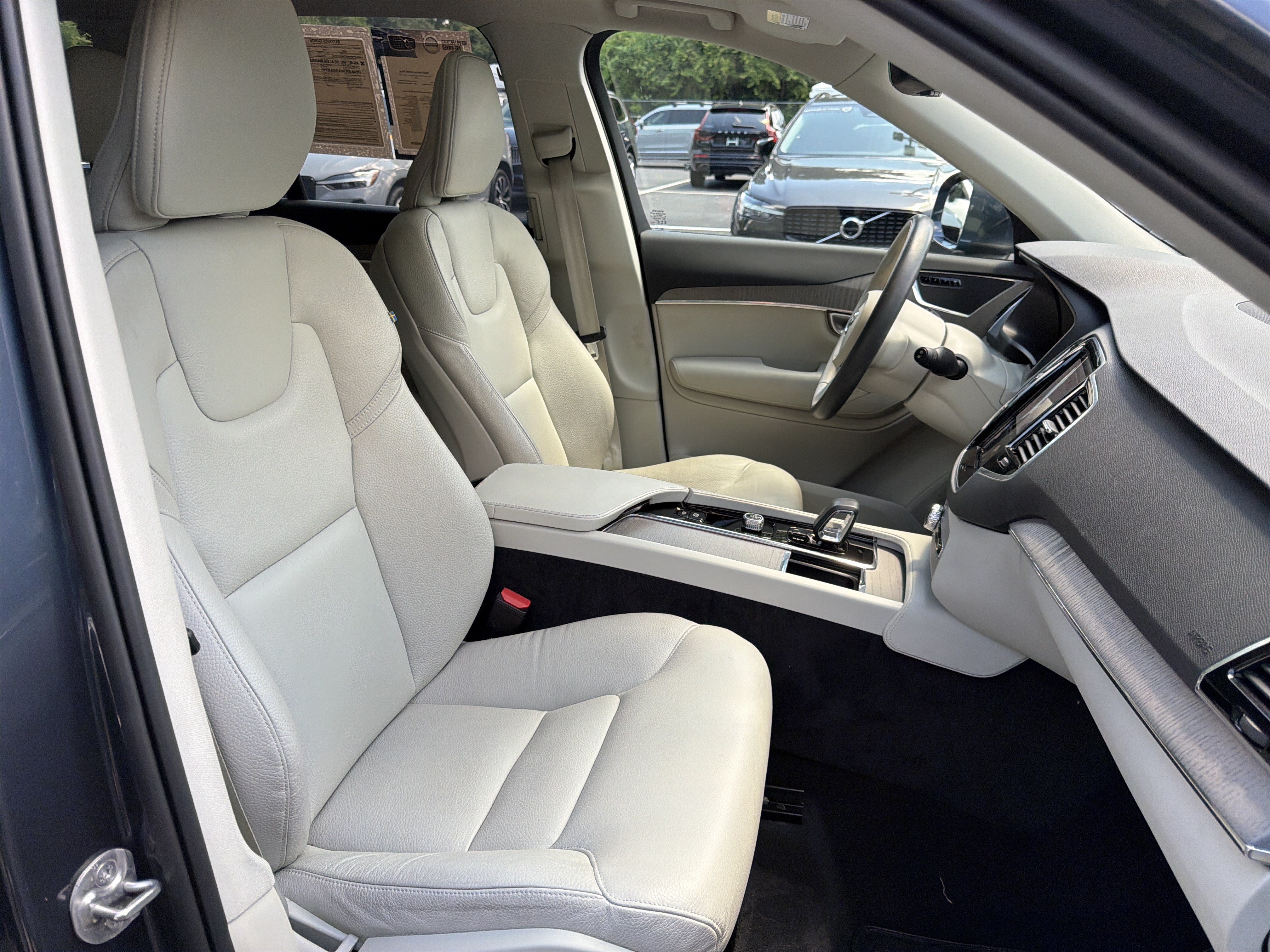 Certified 2025 Volvo XC90 B5 Plus w/ Protection Package Premier AWD/4WD image 35