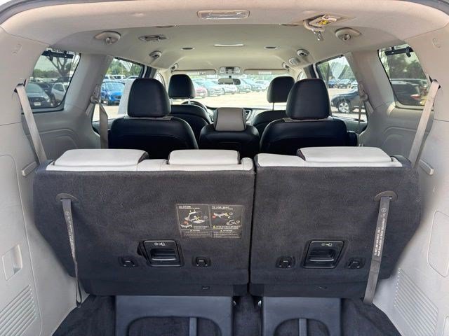 Used 2021 Kia Sedona EX FWD image 18