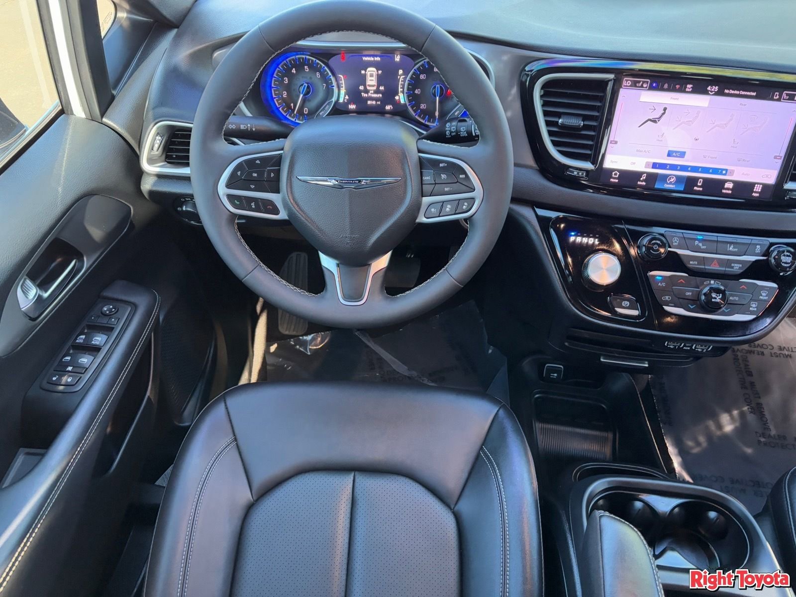 Used 2025 Chrysler Voyager LX image 14