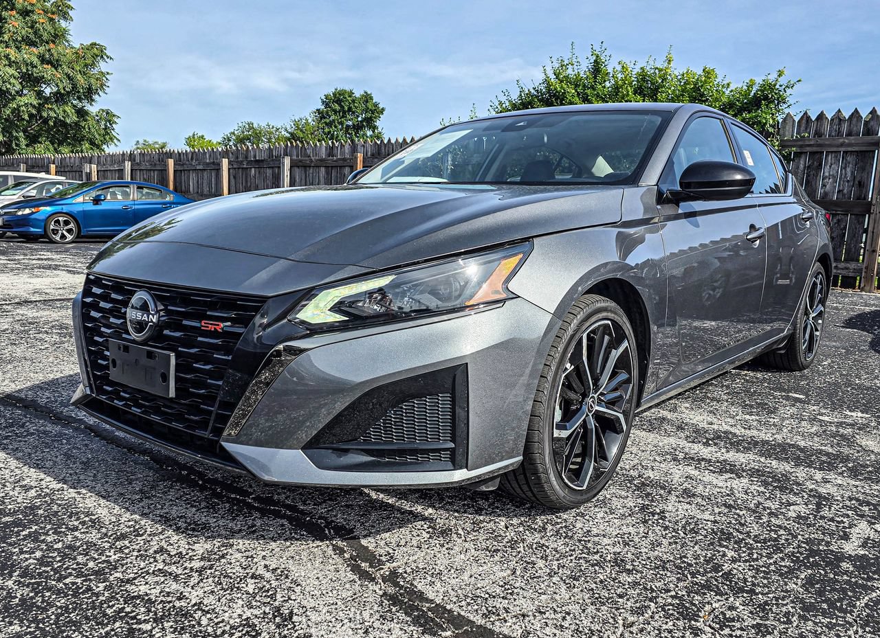 Used 2025 Nissan Altima 2.5 SR FWD image 2