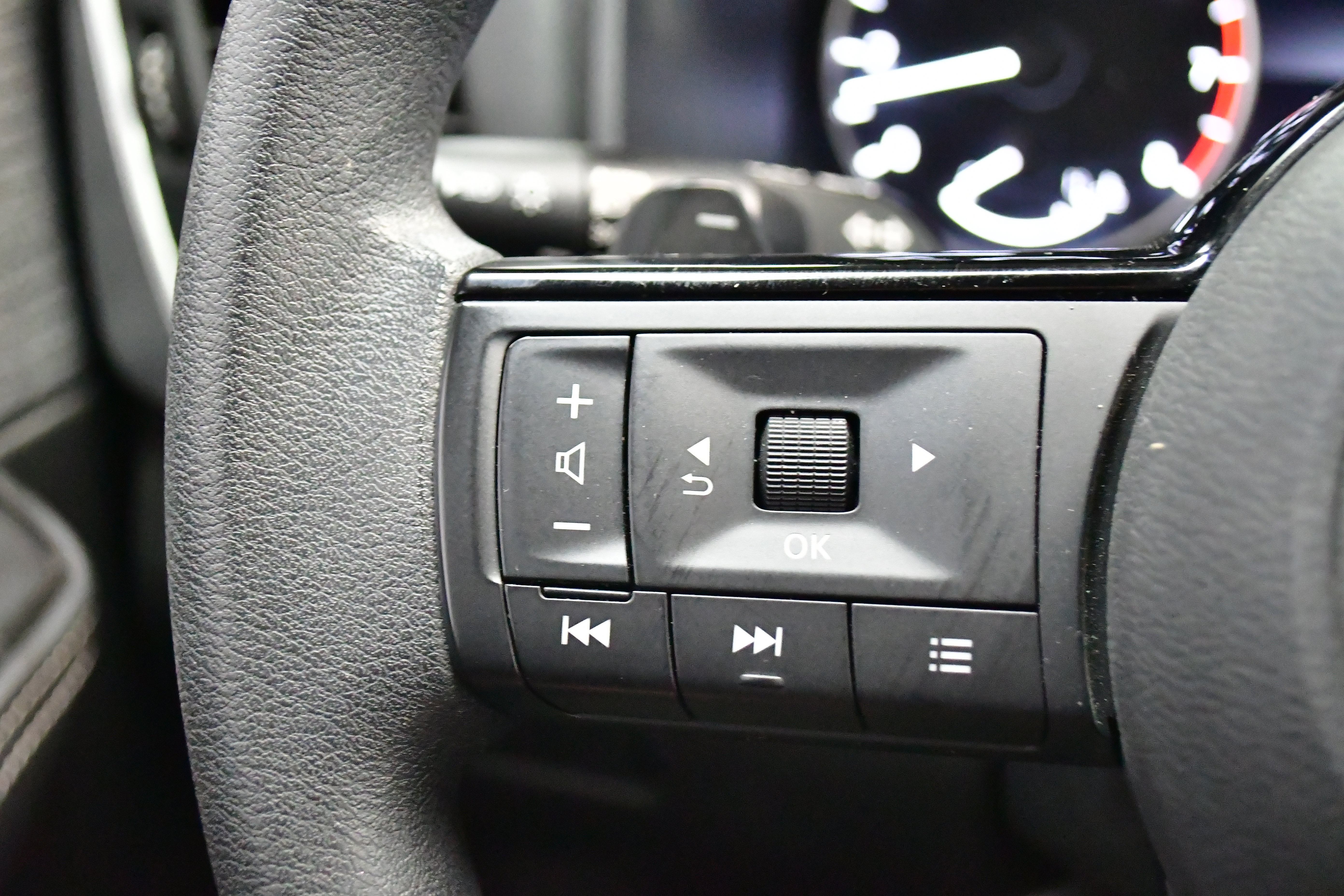 Used 2023 Nissan Rogue SV image 39