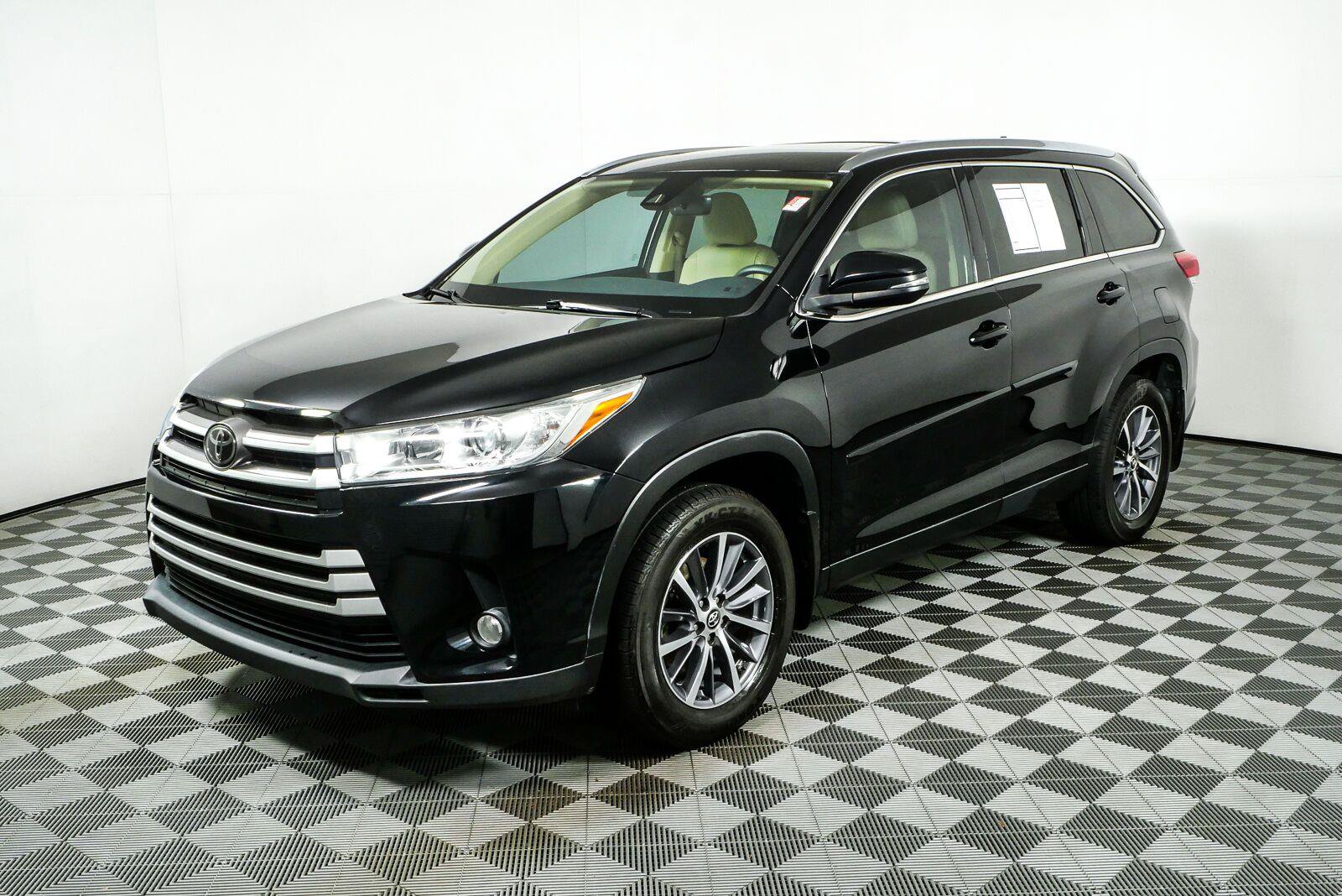 Used 2019 Toyota Highlander XLE AWD/4WD image 25